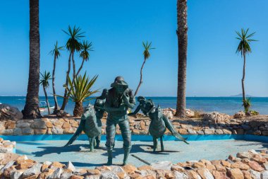 LOS ALCAZARES, SPAIN - Manuel Nicolas Almansa 'nın 1998' den itibaren 25 Şubat 2019 tarihli heykeli, uzun yıllardır bu belediyenin ekonomisinin temel dayanağı olan balıkçılığa ve bu heykeli yapan adamlara saygılarını sunuyor.