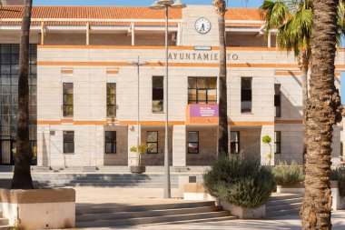 SALOBRENA, SPAIN - 17 Mayıs 2022 İspanya 'nın Granada bölgesindeki Kosta Tropik Bölgesi' nde bulunan Salobrena şehrindeki Şehir Konseyi Ofisi
