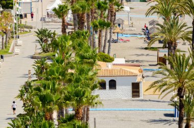 ALMUNECAR, SPAIN - Costa Granadina eyaletinin güneybatısındaki bir İspanyol kasabasında, Kosta Tropikal Kıyı şeridi boyunca yürüyüş 02, 2022