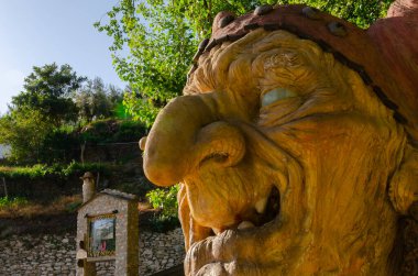 SOPORTUJAR, SPAIN - 16 Mayıs 2022 The Head of Mythical Witch Baba Yaga, Jose Vera 'nın İskandinav bir cadı heykeli, Granada bölgesindeki dağlara turistleri çekiyor.