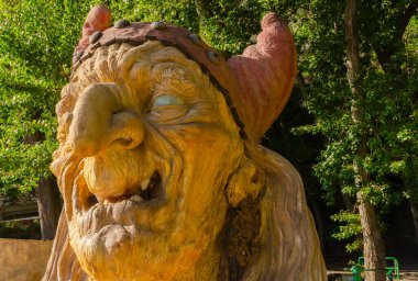 SOPORTUJAR, SPAIN - 16 Mayıs 2022 The Head of Mythical Witch Baba Yaga, Jose Vera 'nın İskandinav bir cadı heykeli, Granada bölgesindeki dağlara turistleri çekiyor.