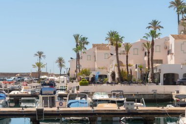 LA HERRADURA, İspanya - 17 Mayıs 2022 Marina del Este limanı, dağlar ve deniz arasında çok güzel, doğal ve ayrıcalıklı bir konumda, maksimum 35 metre uzunluğunda 227 limana hizmet vermektedir.