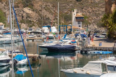 LA HERRADURA, İspanya - 17 Mayıs 2022 Marina del Este limanı, dağlar ve deniz arasında çok güzel, doğal ve ayrıcalıklı bir konumda, maksimum 35 metre uzunluğunda 227 limana hizmet vermektedir.