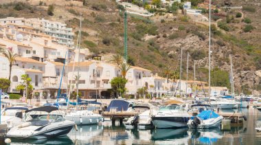 LA HERRADURA, İspanya - 17 Mayıs 2022 Marina del Este limanı, dağlar ve deniz arasında çok güzel, doğal ve ayrıcalıklı bir konumda, maksimum 35 metre uzunluğunda 227 limana hizmet vermektedir.