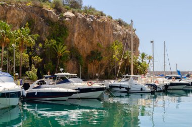 LA HERRADURA, İspanya - 17 Mayıs 2022 Marina del Este limanı, dağlar ve deniz arasında çok güzel, doğal ve ayrıcalıklı bir konumda, maksimum 35 metre uzunluğunda 227 limana hizmet vermektedir.