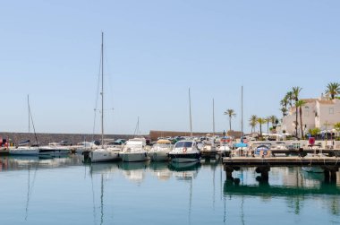 LA HERRADURA, İspanya - 17 Mayıs 2022 Marina del Este limanı, dağlar ve deniz arasında çok güzel, doğal ve ayrıcalıklı bir konumda, maksimum 35 metre uzunluğunda 227 limana hizmet vermektedir.