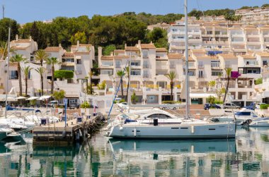 LA HERRADURA, İspanya - 17 Mayıs 2022 Marina del Este limanı, dağlar ve deniz arasında çok güzel, doğal ve ayrıcalıklı bir konumda, maksimum 35 metre uzunluğunda 227 limana hizmet vermektedir.