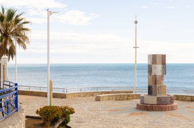 NERJA, SPAIN - 04 Mart 2022 Anıt Kaynağı Europa, 13 Temmuz 2002 tarihinde çeşitli Avrupa Birliği ülkelerinin büyükelçilerinin huzurunda açıldı, merkez sütunu kültürlerini Batı 'ya devretmiş olan ülkelerin birliğini sembolize etmektedir.