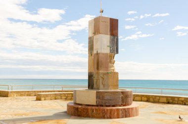 NERJA, SPAIN - 04 Mart 2022 Anıt Kaynağı Europa, 13 Temmuz 2002 tarihinde çeşitli Avrupa Birliği ülkelerinin büyükelçilerinin huzurunda açıldı, merkez sütunu kültürlerini Batı 'ya devretmiş olan ülkelerin birliğini sembolize etmektedir.