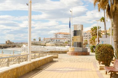 NERJA, SPAIN - 04 Mart 2022 Anıt Kaynağı Europa, 13 Temmuz 2002 tarihinde çeşitli Avrupa Birliği ülkelerinin büyükelçilerinin huzurunda açıldı, merkez sütunu kültürlerini Batı 'ya devretmiş olan ülkelerin birliğini sembolize etmektedir.