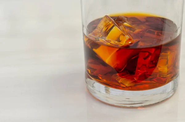 Uitstekende Whisky Geserveerd Met Ijsblokjes Een Glas Ouderwets Type — Stockfoto