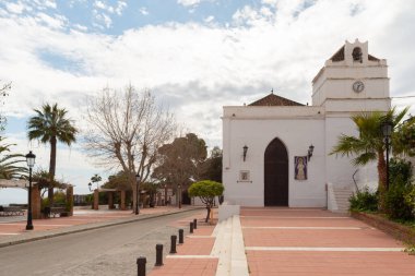 MARO, SPAIN - 03 MARCH 2022 17. yüzyılın başında inşa edilmiş ve halk mimarisi ile yeniden inşa edilmiş küçük bir kilise, bu eklektik tarzda tapınağın içinde, Maro 'nun hamisi Virgen de las Maravillas' ın görüntüsü saygı görür.