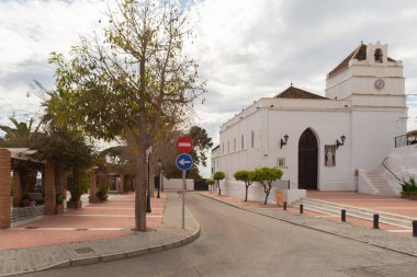 MARO, SPAIN - 03 MARCH 2022 17. yüzyılın başında inşa edilmiş ve halk mimarisi ile yeniden inşa edilmiş küçük bir kilise, bu eklektik tarzda tapınağın içinde, Maro 'nun hamisi Virgen de las Maravillas' ın görüntüsü saygı görür.