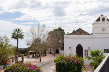 MARO, SPAIN - 03 MARCH 2022 17. yüzyılın başında inşa edilmiş ve halk mimarisi ile yeniden inşa edilmiş küçük bir kilise, bu eklektik tarzda tapınağın içinde, Maro 'nun hamisi Virgen de las Maravillas' ın görüntüsü saygı görür.