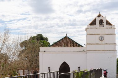 MARO, SPAIN - 03 MARCH 2022 17. yüzyılın başında inşa edilmiş ve halk mimarisi ile yeniden inşa edilmiş küçük bir kilise, bu eklektik tarzda tapınağın içinde, Maro 'nun hamisi Virgen de las Maravillas' ın görüntüsü saygı görür.