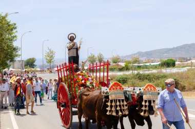 NERJA, SPAIN - 15 Mayıs 2022 Romeria de San Isidro, her yıl 15 Mayıs 'ta, efsaneye göre, işini yapmada ilahi yardım alan ve yoksullara ve hayvanlara karşı şefkati ile tanınan bir tarım işçisi olan Isidro' nun onuruna gerçekleşir.