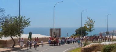 NERJA, SPAIN - 15 Mayıs 2022 Romeria de San Isidro, her yıl 15 Mayıs 'ta, efsaneye göre, işini yapmada ilahi yardım alan ve yoksullara ve hayvanlara karşı şefkati ile tanınan bir tarım işçisi olan Isidro' nun onuruna gerçekleşir.