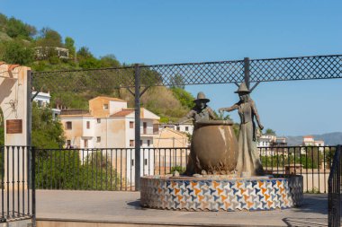 SOPORTUJAR, İspanya - 16 Mayıs 202 Cadıların Çeşmesi, Plaza de Abastos 'ta, iki büyücü bir iksir yaparken suçüstü yakalandı