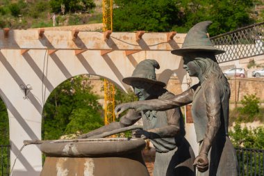 SOPORTUJAR, İspanya - 16 Mayıs 202 Cadıların Çeşmesi, Plaza de Abastos 'ta, iki büyücü bir iksir yaparken suçüstü yakalandı