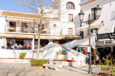 MIJAS, SPAIN - 01 Mart 2022 Merkezi meydanda, 2 Kasım 1884 'te taşların taşıdığı mermer ressam El Galiano' nun çeşme ve tezgahını görebilirsiniz.