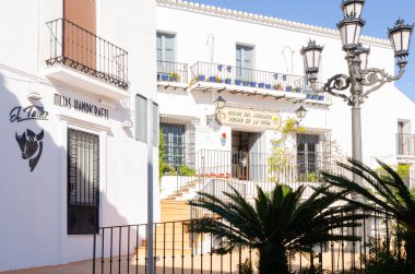 MIJAS, SPAIN - 01 Mart 2022 Merkezi meydanda, 2 Kasım 1884 'te taşların taşıdığı mermer ressam El Galiano' nun çeşme ve tezgahını görebilirsiniz.