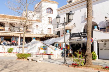 MIJAS, SPAIN - 01 Mart 2022 Merkezi meydanda, 2 Kasım 1884 'te taşların taşıdığı mermer ressam El Galiano' nun çeşme ve tezgahını görebilirsiniz.