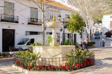 MIJAS, SPAIN - 01 Mart 2022 Merkezi meydanda, 2 Kasım 1884 'te taşların taşıdığı mermer ressam El Galiano' nun çeşme ve tezgahını görebilirsiniz.