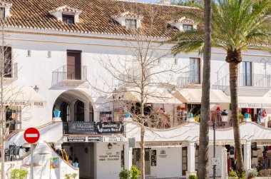MIJAS, SPAIN - 01 Mart 2022 Merkezi meydanda, 2 Kasım 1884 'te taşların taşıdığı mermer ressam El Galiano' nun çeşme ve tezgahını görebilirsiniz.