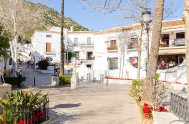 MIJAS, SPAIN - 01 Mart 2022 Merkezi meydanda, 2 Kasım 1884 'te taşların taşıdığı mermer ressam El Galiano' nun çeşme ve tezgahını görebilirsiniz.