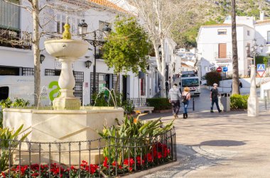 MIJAS, SPAIN - 01 Mart 2022 Merkezi meydanda, 2 Kasım 1884 'te taşların taşıdığı mermer ressam El Galiano' nun çeşme ve tezgahını görebilirsiniz.