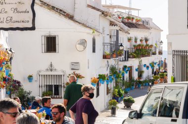 MIJAS, SPAIN - 01 Mart 2022 Merkezi meydanda, 2 Kasım 1884 'te taşların taşıdığı mermer ressam El Galiano' nun çeşme ve tezgahını görebilirsiniz.