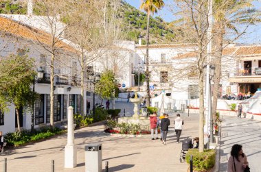 MIJAS, SPAIN - 01 Mart 2022 Merkezi meydanda, 2 Kasım 1884 'te taşların taşıdığı mermer ressam El Galiano' nun çeşme ve tezgahını görebilirsiniz.