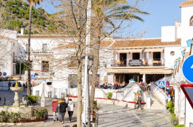 MIJAS, SPAIN - 01 Mart 2022 Merkezi meydanda, 2 Kasım 1884 'te taşların taşıdığı mermer ressam El Galiano' nun çeşme ve tezgahını görebilirsiniz.