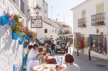 MIJAS, SPAIN - 01 Mart 2022 Merkezi meydanda, 2 Kasım 1884 'te taşların taşıdığı mermer ressam El Galiano' nun çeşme ve tezgahını görebilirsiniz.