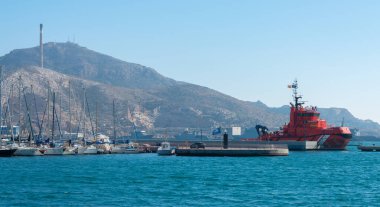 CARTAGENA, İspanya - 22 Şubat 2019 İspanya 'nın Puerto Comercial şehrinde demirlemiş bir kurtarma aracı.