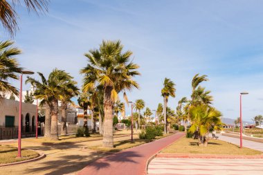 VERA, SPAIN - 23 HAZİRAN 2019 Cezayir 'in Costa Almeria eyaletindeki bir İspanyol kasabasında eğlence yolu