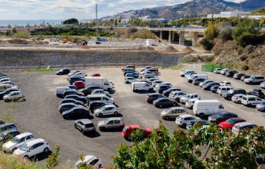NERJA, İSPA - 04 MARCH 2022 Deniz kenarındaki küçük bir kasabada ücretsiz park, açık bir alan Arabanızı ücretsiz park edebilirsiniz