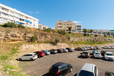 NERJA, İSPA - 04 MARCH 2022 Deniz kenarındaki küçük bir kasabada ücretsiz park, açık bir alan Arabanızı ücretsiz park edebilirsiniz