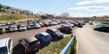 NERJA, İSPA - 04 MARCH 2022 Deniz kenarındaki küçük bir kasabada ücretsiz park, açık bir alan Arabanızı ücretsiz park edebilirsiniz