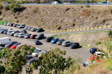 NERJA, İSPA - 04 MARCH 2022 Deniz kenarındaki küçük bir kasabada ücretsiz park, açık bir alan Arabanızı ücretsiz park edebilirsiniz