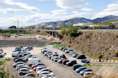 NERJA, İSPA - 04 MARCH 2022 Deniz kenarındaki küçük bir kasabada ücretsiz park, açık bir alan Arabanızı ücretsiz park edebilirsiniz