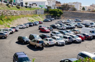 NERJA, İSPA - 04 MARCH 2022 Deniz kenarındaki küçük bir kasabada ücretsiz park, açık bir alan Arabanızı ücretsiz park edebilirsiniz