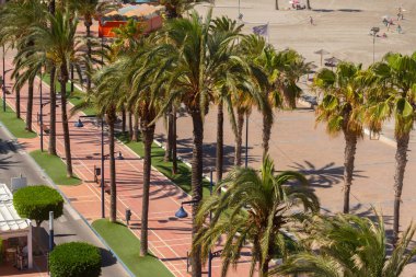 SANTIAGO DE LA RIBERA, İSPA - 10 HAZİRAN 2022 Murcia ilinin Santiago de la Ribera kıyı kasabasındaki gezinti güvertesinde yukarıdan görüntü