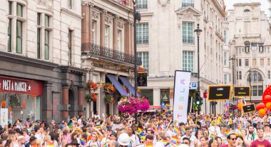 LONDON, İngiltere - 6 Temmuz 2019 Londra, İngiltere 'de LGBT topluluğunun geleneksel geçit töreninde insanlar yürüdü