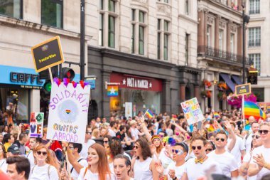 LONDON, İngiltere - 6 Temmuz 2019 Londra, İngiltere 'de LGBT topluluğunun geleneksel geçit töreninde insanlar yürüdü