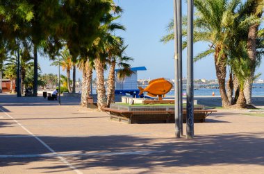 SANTIAGO DE LA RIBERA, İspanya - 10 Haziran 2022 Şekil bir balık şeklindedir ve geri dönüşüm farkındalığını artırmanın yanı sıra, aynı zamanda Mar Menor 'a bir övgü niteliğindedir.