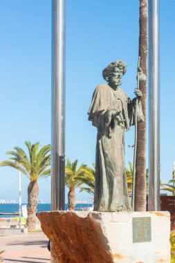 SANTIAGO DE LA RIBERA, İSPAN - 10 Haziran 2022 Heykel, her gün daha iyi bir toplum kurmak için çalışan insanlara bir övgü niteliğindedir.