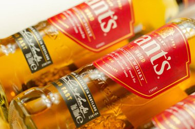 LONDON, UNITED KINGDOM - 23 HAZİRAN 2022 Karakteristik kesit şişe Üçlü Ağaç ve Grant 'in ailesi tarafından İskoçya' da üretilen harmanlanmış viski