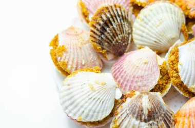 St. Jacques mantarı, Patagonya deniz tarağı ile dolu doğal deniz tarağı kabukları ve üzerine ciabatta ekmek kırıntısı sosu, özel yemek.