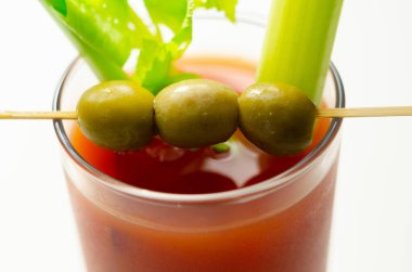 Saf votka, domates suyu ve acı biber sosuyla hazırlanmış Bloody Mary kokteyli, üç zeytin ve kerevizle süslenmiş içecek, köpek kılı.